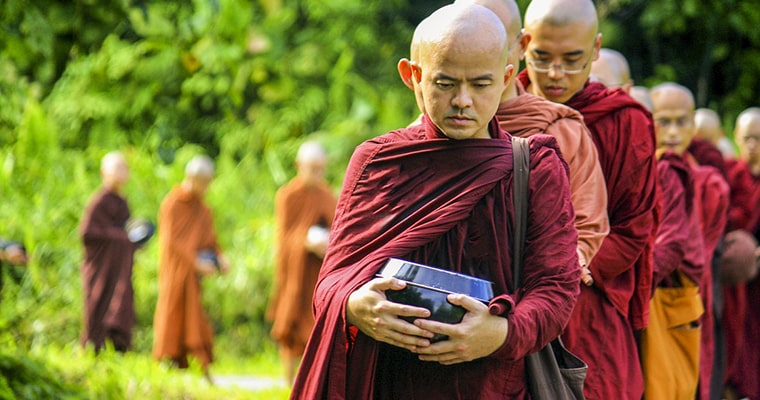 monjes taoistas llevando cuencos