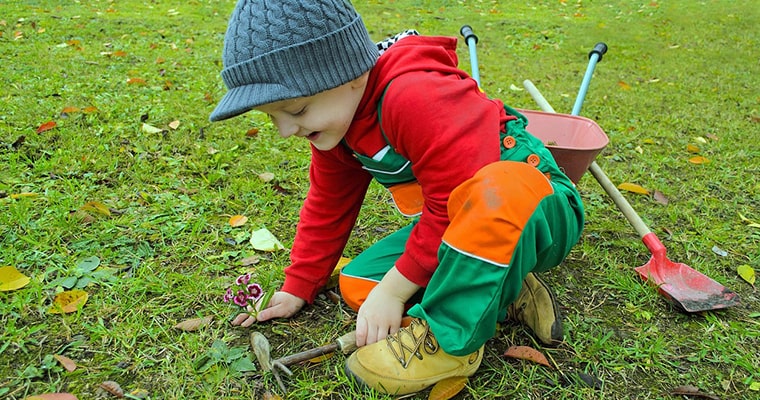 niño jugando en huerto